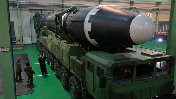 El dictador Kim Jong-un inspecciona un poderoso misil que hace parte de su temible arsenal.