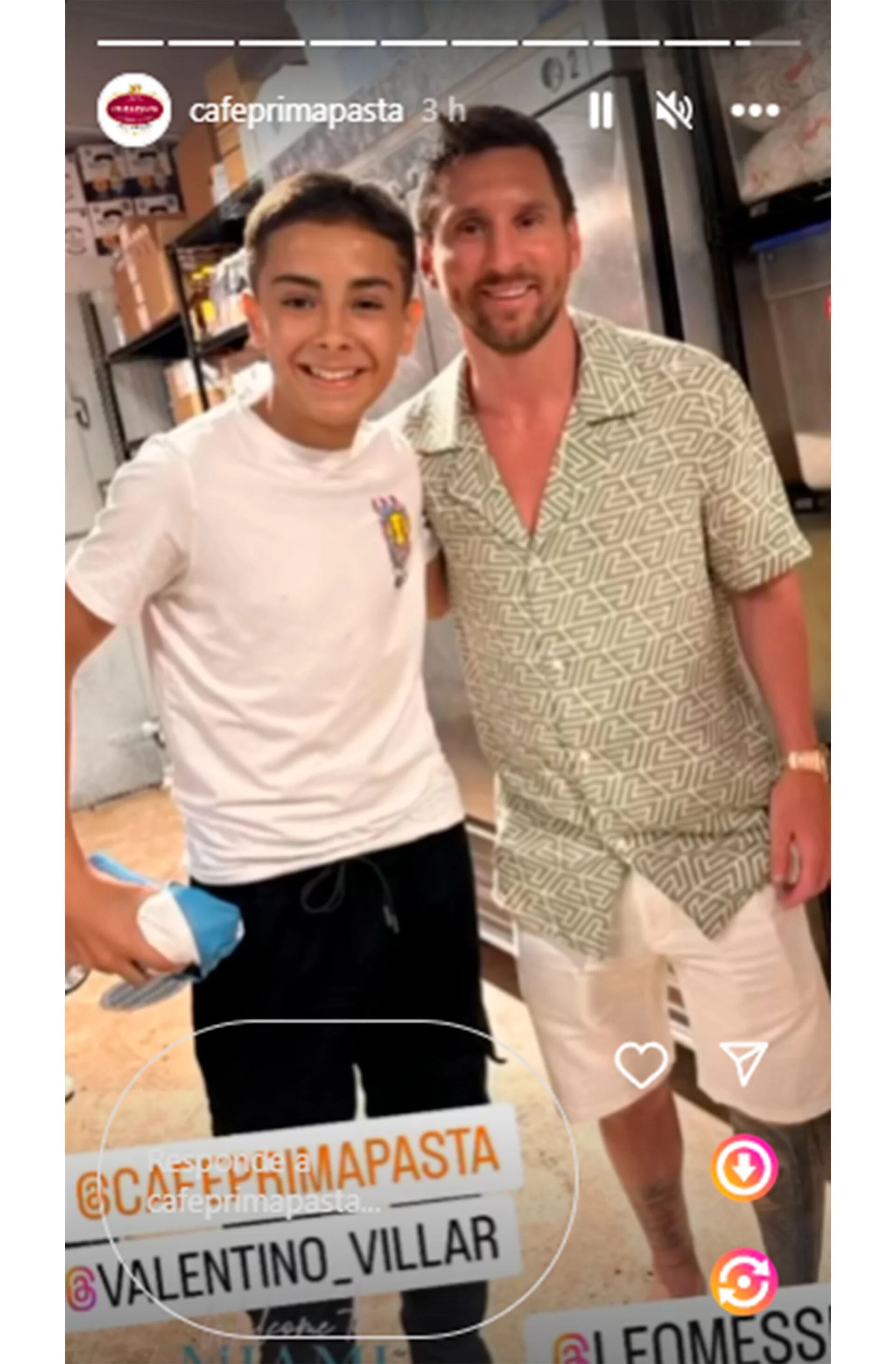 Lionel Messi junto a un fanático (cafeprimapasta)