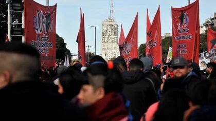 Manifestantes de organizaciones sociales concentran en el Obelisco 
