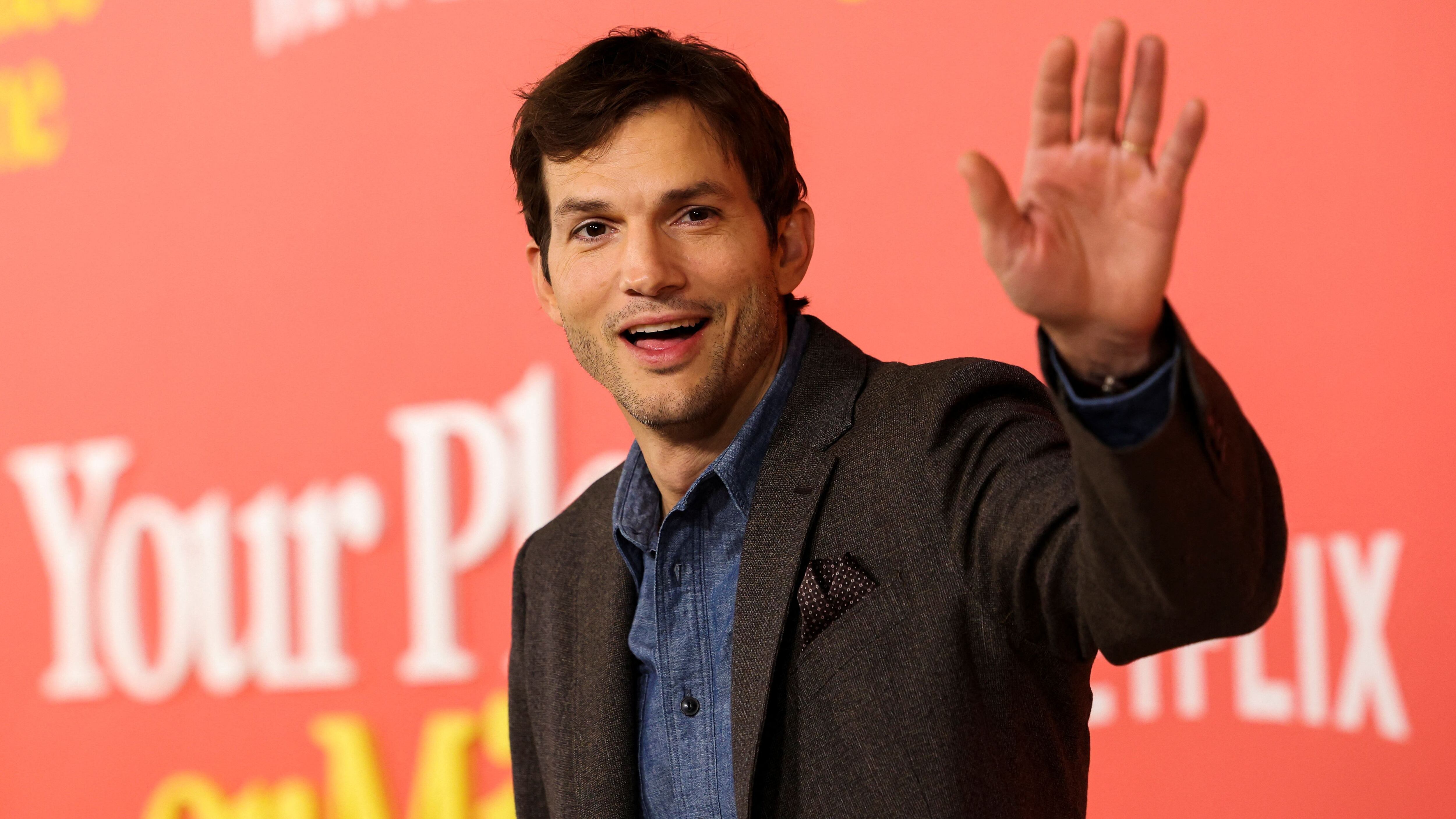 El miembro del reparto Ashton Kutcher asiste al estreno de la película "Your Place or Mine", en Los Ángeles, California, EE.UU. (REUTERS/Mario Anzuoni)