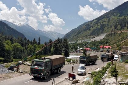 Camiones del ejército indio en camino a Ladakh, región de Cachemira donde ocurrió el enfrentamiento (REUTERS/Danish Ismail)