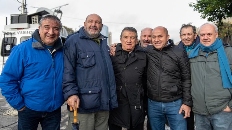 Sergio Urribarri (centro), junto a Mario Secco, de jean y campera negra también se presentaron en los Tribunales (Adrián Escandar)