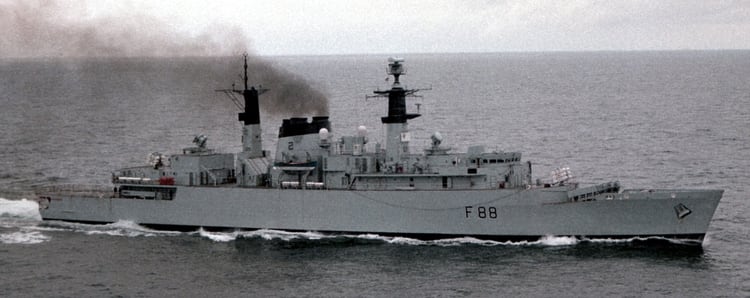 La fragata misilÃ­stica Tipo 22 HMS Broadsword estaba equipada con los Sea Wolf que alcanzaban una distancia de 15 km.Â  En 1995 fue adquirida por la marina brasileÃ±a que la rebautizÃ³ con el nombre de Greenhalgh