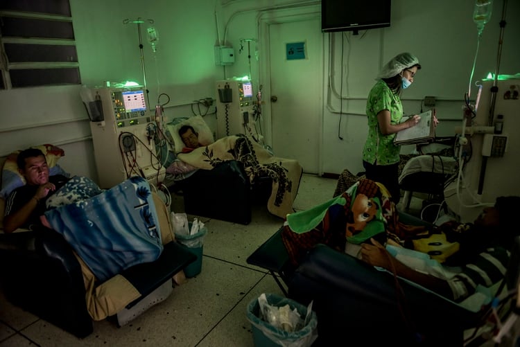 Once pacientes reciben tratamiento tres veces por semana en la Unidad de Dialisis Cedianca. Pasar más de unos días sin el tratamiento puede ser mortal, pero no alcanzan los suministros. Credit. (Meridith Kohut/The New York Times)