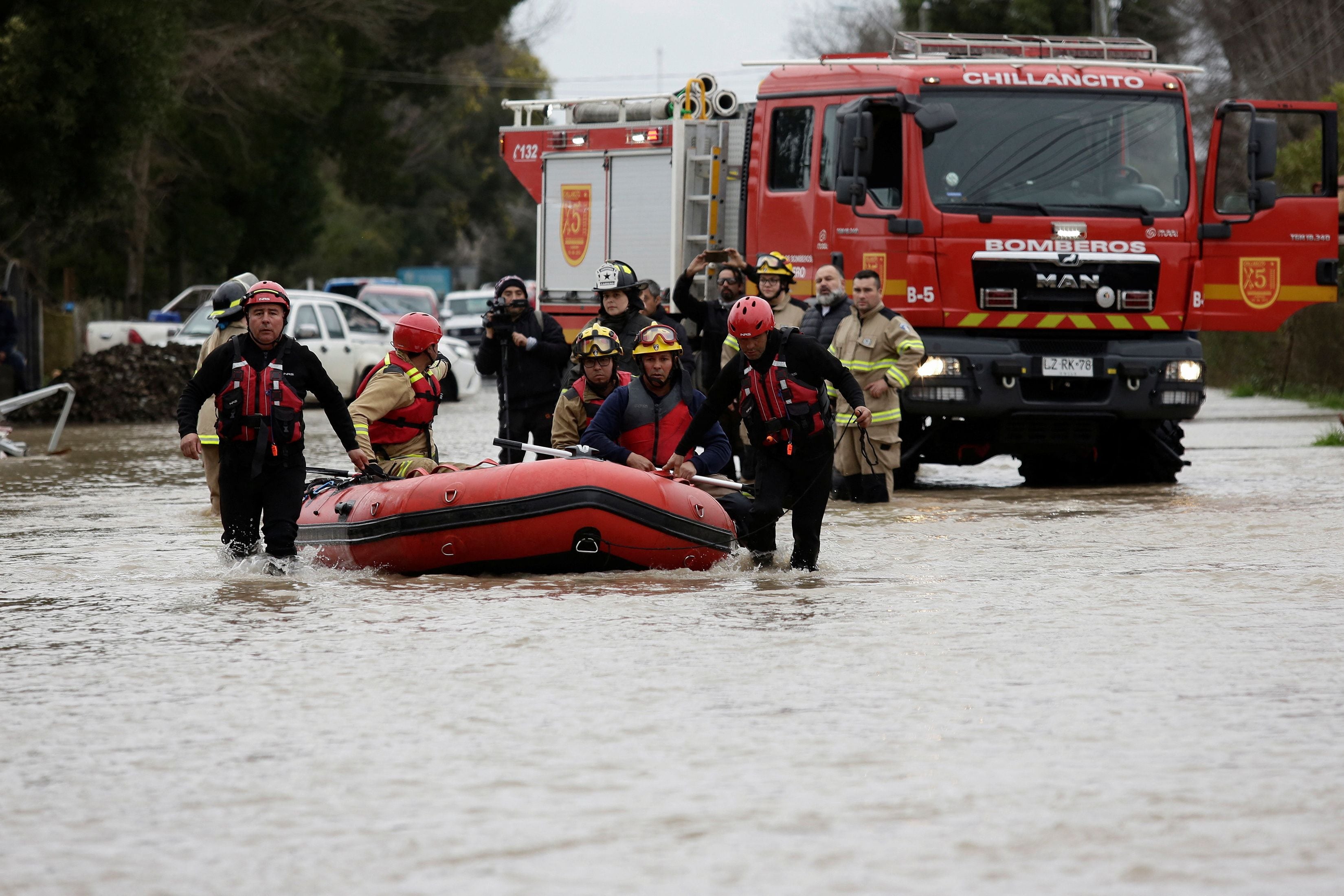 Bomberos trabajan en una zona inundada por las fuertes lluvias que azotan la zona centro-sur de Chile, en Cabrero (REUTERS/Juan Gonzalez)