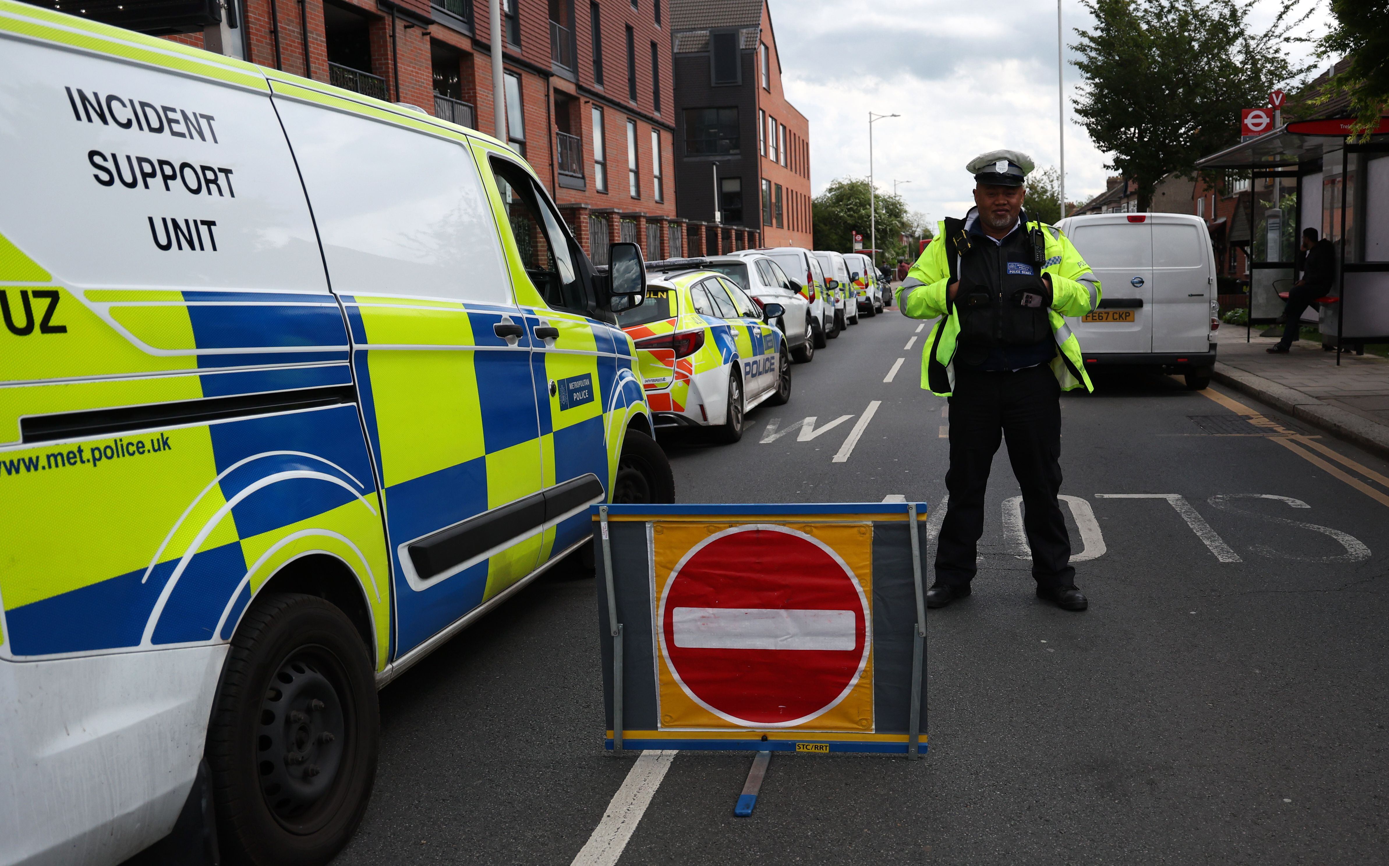 Un policía vigila el lugar del incidente que involucró a un hombre con una espada en Hainault, este de Londres, el 30 de abril de 2024. EFE/EPA/ANDY RAIN
