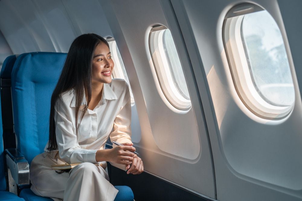 Mujer en un avión (Shutterstock).