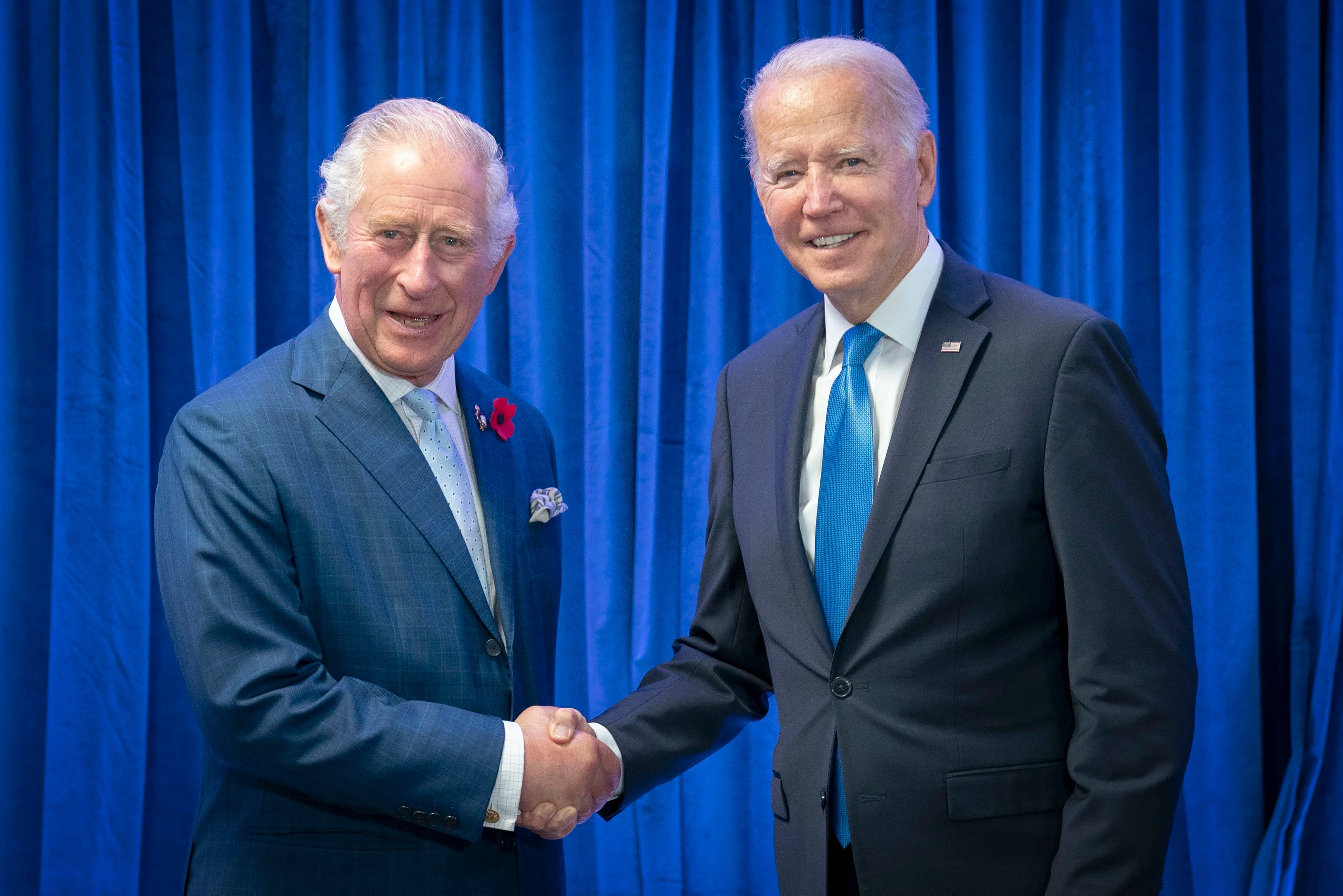 ARCHIVO - El entonces príncipe Carlos de Inglaterra, a la izquierda, recibe al presidente de Estados Unidos, Joe Biden, antes de su reunión bilateral en la cumbre climática COP26 en Glasgow, Escocia, el 2 de noviembre de 2021. (Jane Barlow/Pool Foto via AP, Archivo)