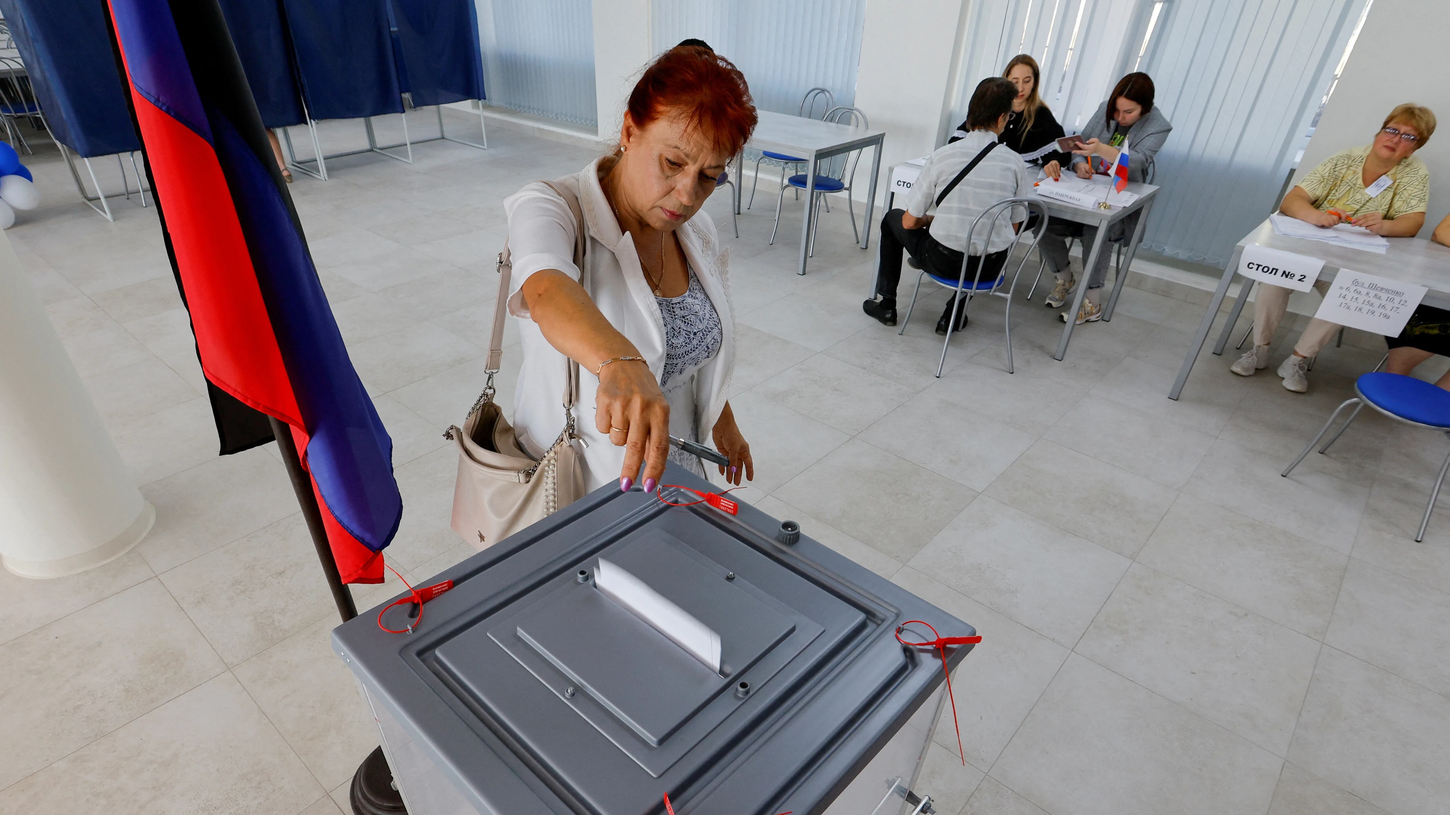 A voter casts a ballot at a polling station during local elections held by the Russian-installed authorities in the course of Russia-Ukraine conflict in Donetsk, Russian-controlled Ukraine, September 8, 2023. REUTERS/Alexander Ermochenko