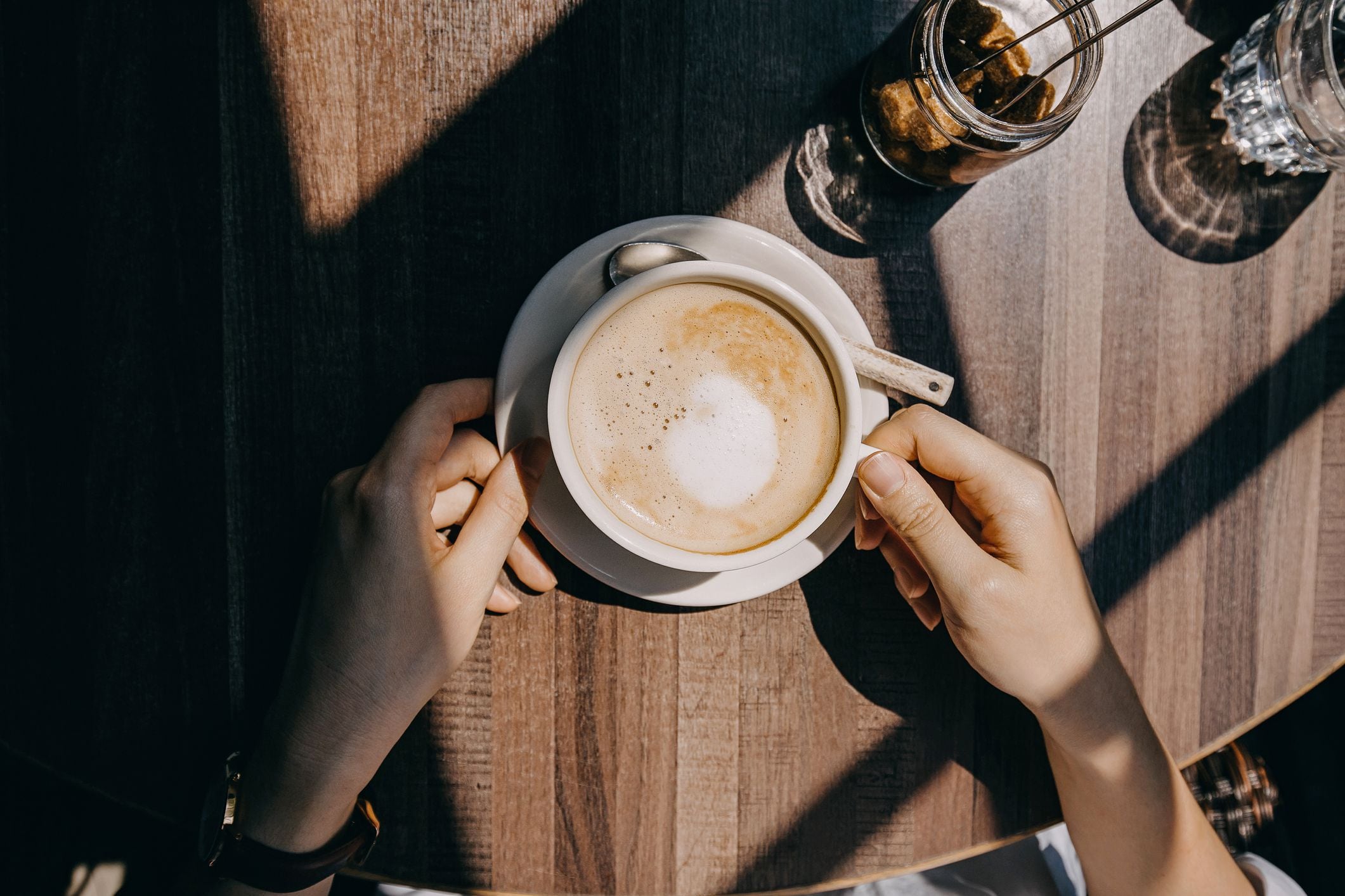 “Mientras que algunas personas pueden tomar fácilmente de cuatro a cinco tazas al día, otras pueden tener tolerancias más bajas a la cafeína y ser más susceptibles a los efectos secundarios”, aclaró uno de los expertos