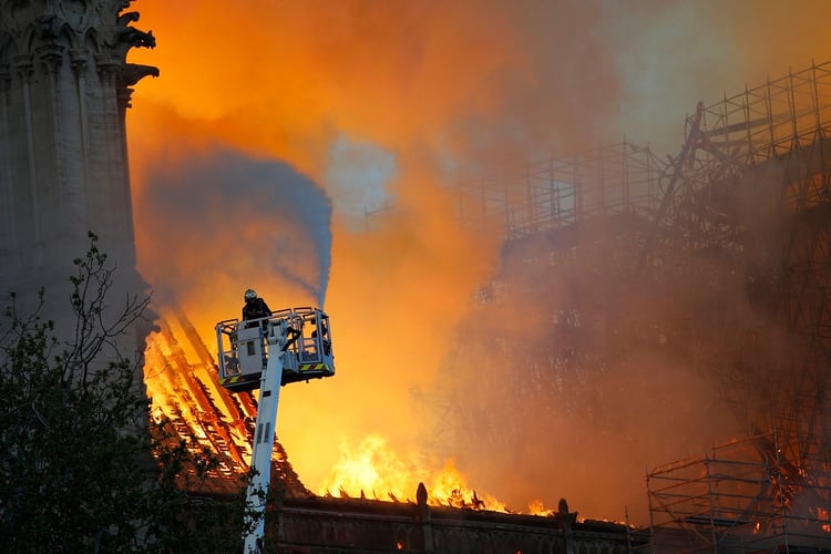 El presidente francés agradeció a los bomberos por su gran esfuerzo para contener las llamas (Fotos de EFE y AP)