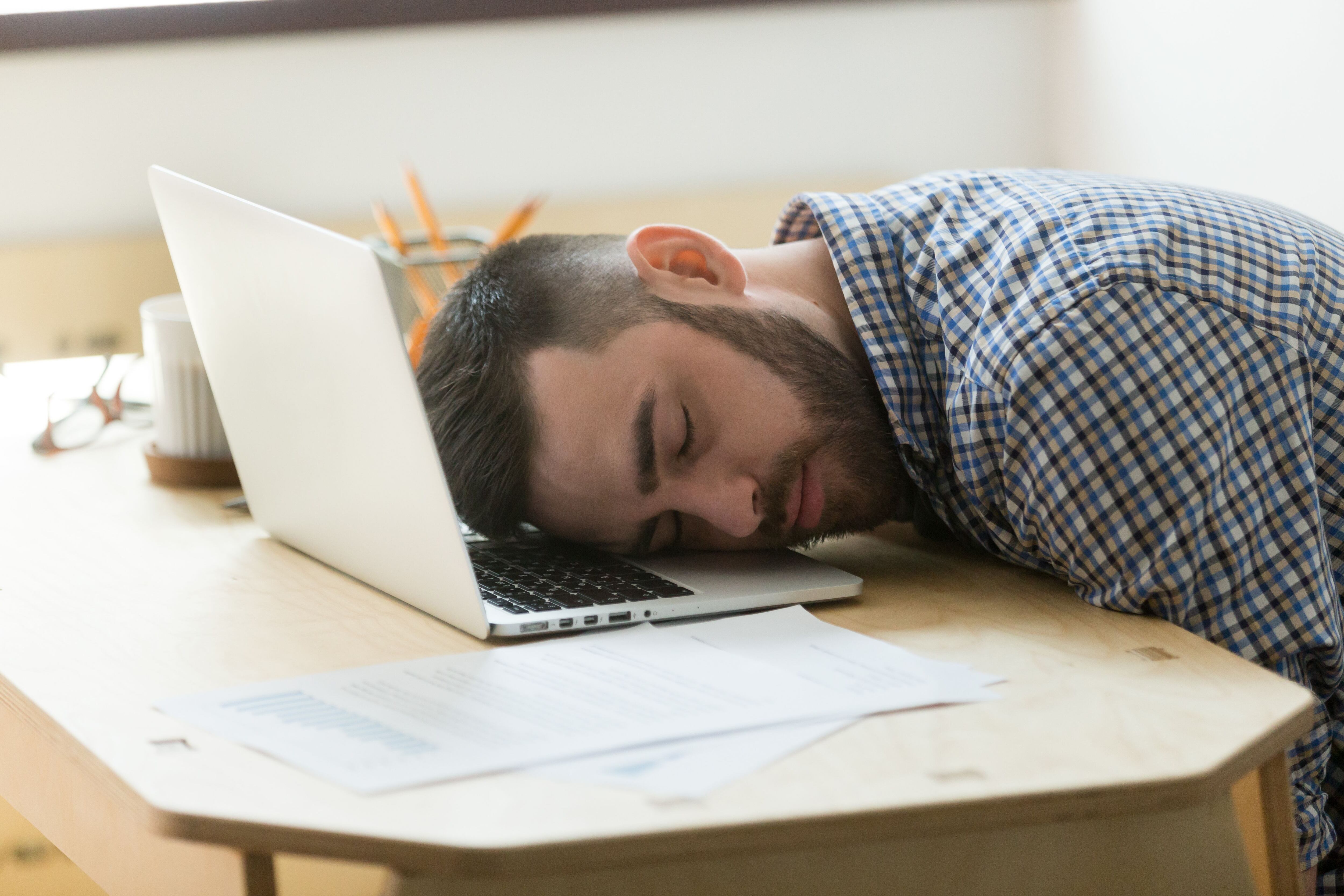 Cenar temprano -y dejar un buen tiempo antes de ir a la cama- sería lo más recomendable (Shutterstock)