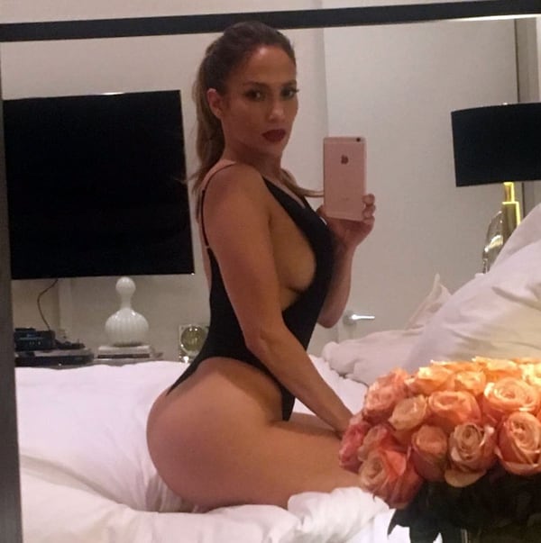 Jennifer Lopez tiene 48 años de edad pero se mantiene joven y radiante. (Instagram: Jennifer Lopez)