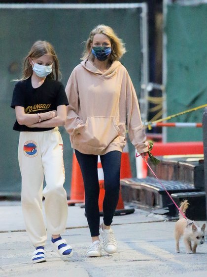 Naomi Watts y su hijo, Samuel Kai, sacaron a pasear a su perro por las calles de Tribeca, en Nueva York, y aprovecharon para disfrutar de un momento especial en familia
