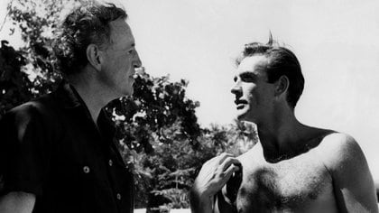 Ian Fleming, el autor de James Bond, con Sean Connery, su mejor intérprete. Photo by Danjaq/Eon/Ua/Kobal/Shutterstock 