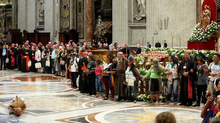 El papa rodeado de indígenas que escucharon cantos y bailes dentro de la basílica de San Pedro. (Reuters)