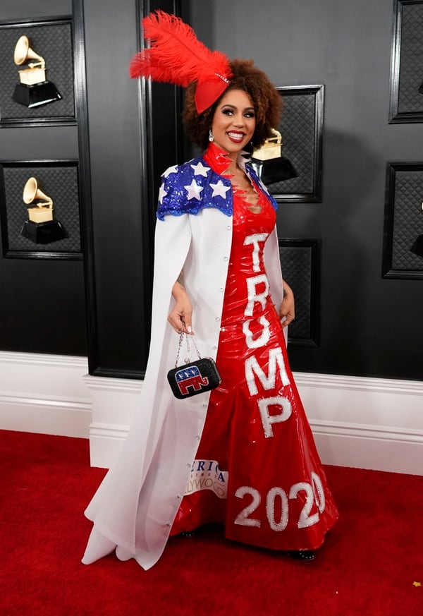 Con un look muy político, Joy Villa eligió un atuendo alusivo a la bandera estadounidense y al presidente Donald Trump. Seguramente generará mucho comentarios, opinó a Infobae María Gabriela Gurmandi