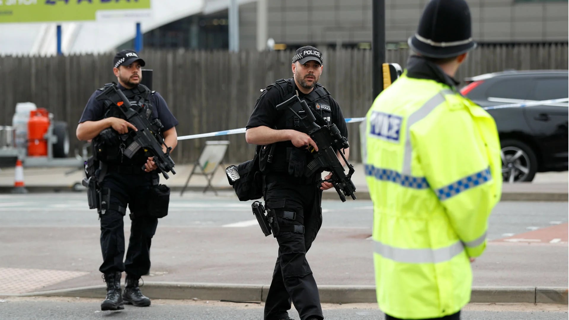 Policía y agentes antiterrorismo en las cercanías de la Manchestaer Arena (Reuters)