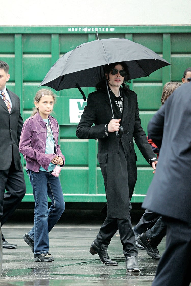 Michael Jackson con Paris y Prince caminando por las calles de Los Ángeles