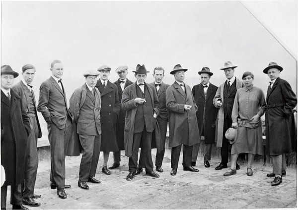 Los maestros de la Bauhaus: Josef Albers, Hinnerk Scheper, Georg Muche, László Moholy-Nagy, Herbert Bayer, Joost Schmidt, Walter Gropius, Marcel Breuer, Wassily Kandinsky, Paul Klee, Lyonel Feininger, Gunta Stölzl y Oskar Schlemmer (Bauhaus Archiv)