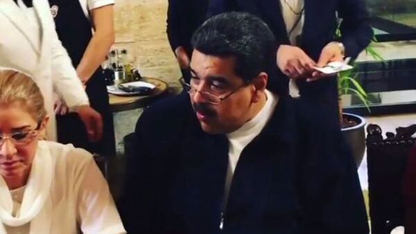 Maduro recibió un habano y una camiseta alusiva al chef turco