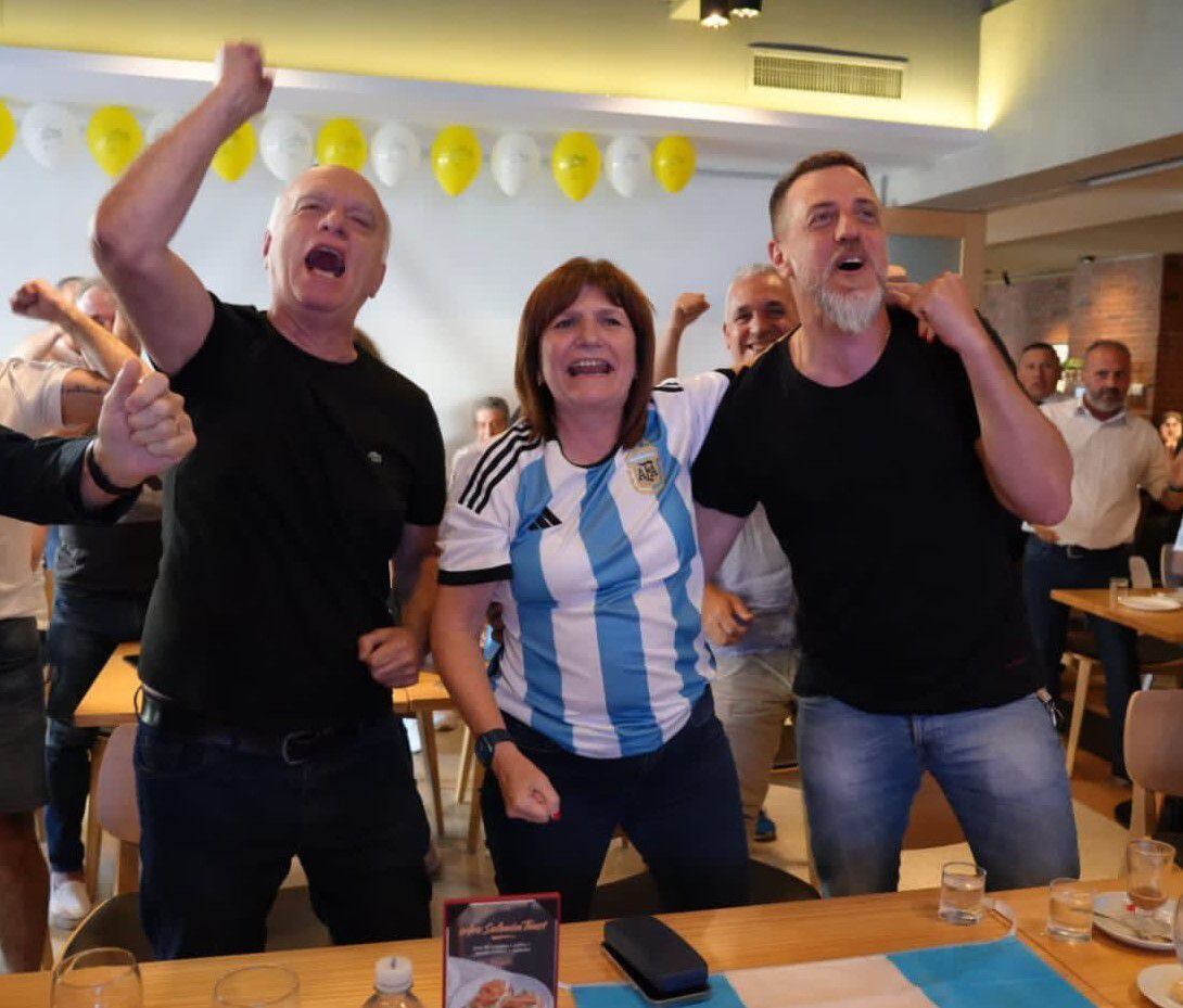 Néstor Grindetti, Patricia Bullrich y Diego Kravetz festejan durante un partido de la Selección Argentina, en el Mundial de Qatar
