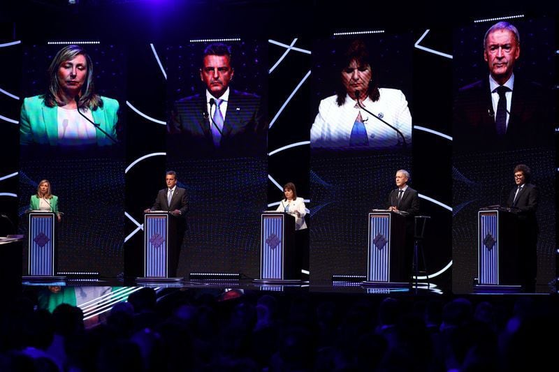 Los candidatos presidenciales argentinos Myriam Bregman, Sergio Massa, Patricia Bullrich, Juan Schiaretti y Javier Milei en el debate presidencial