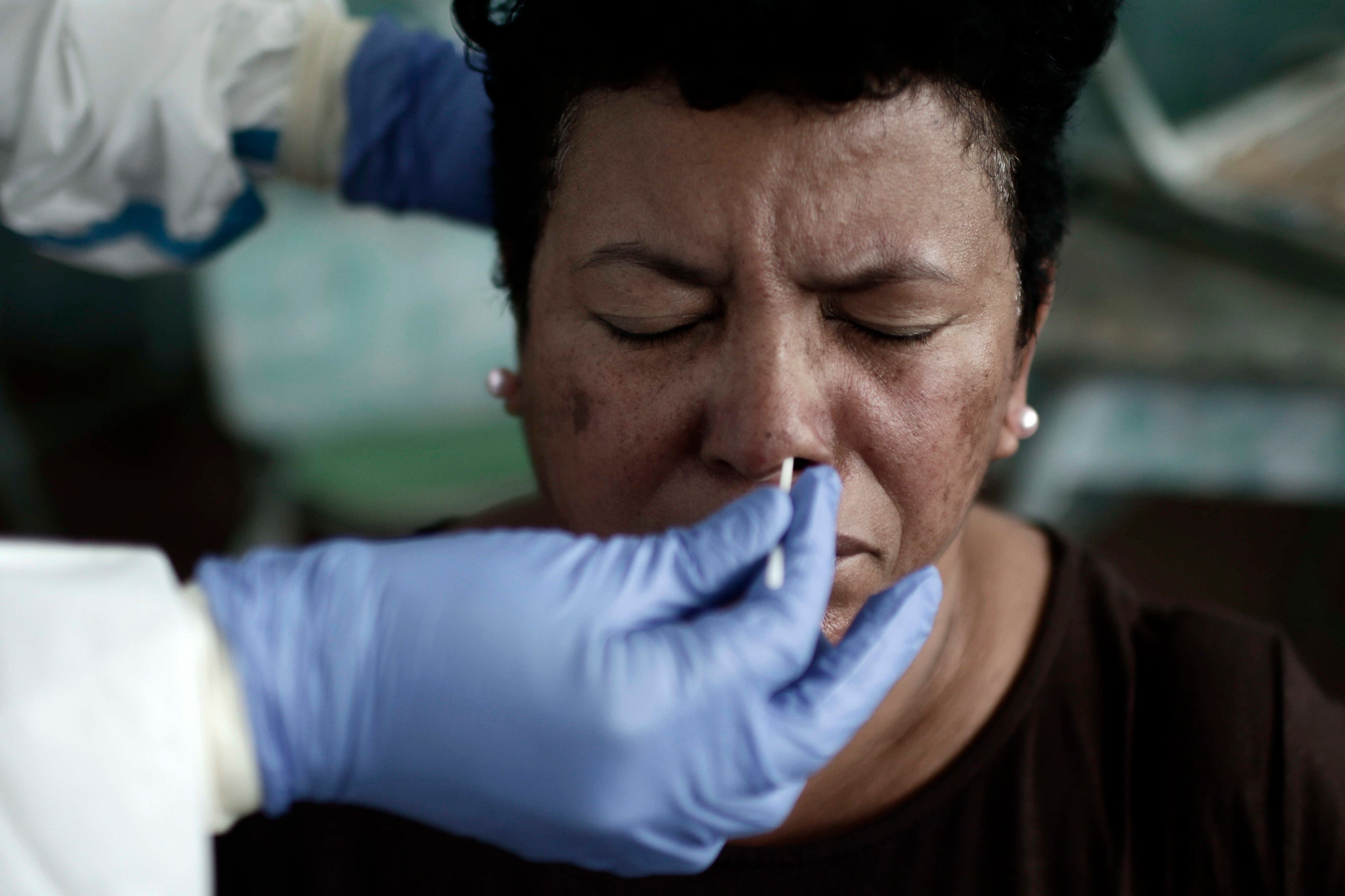 Un profesional sanitario realiza una prueba de covid-19, en una fotografía de archivo. EFE/Jeffrey Arguedas
