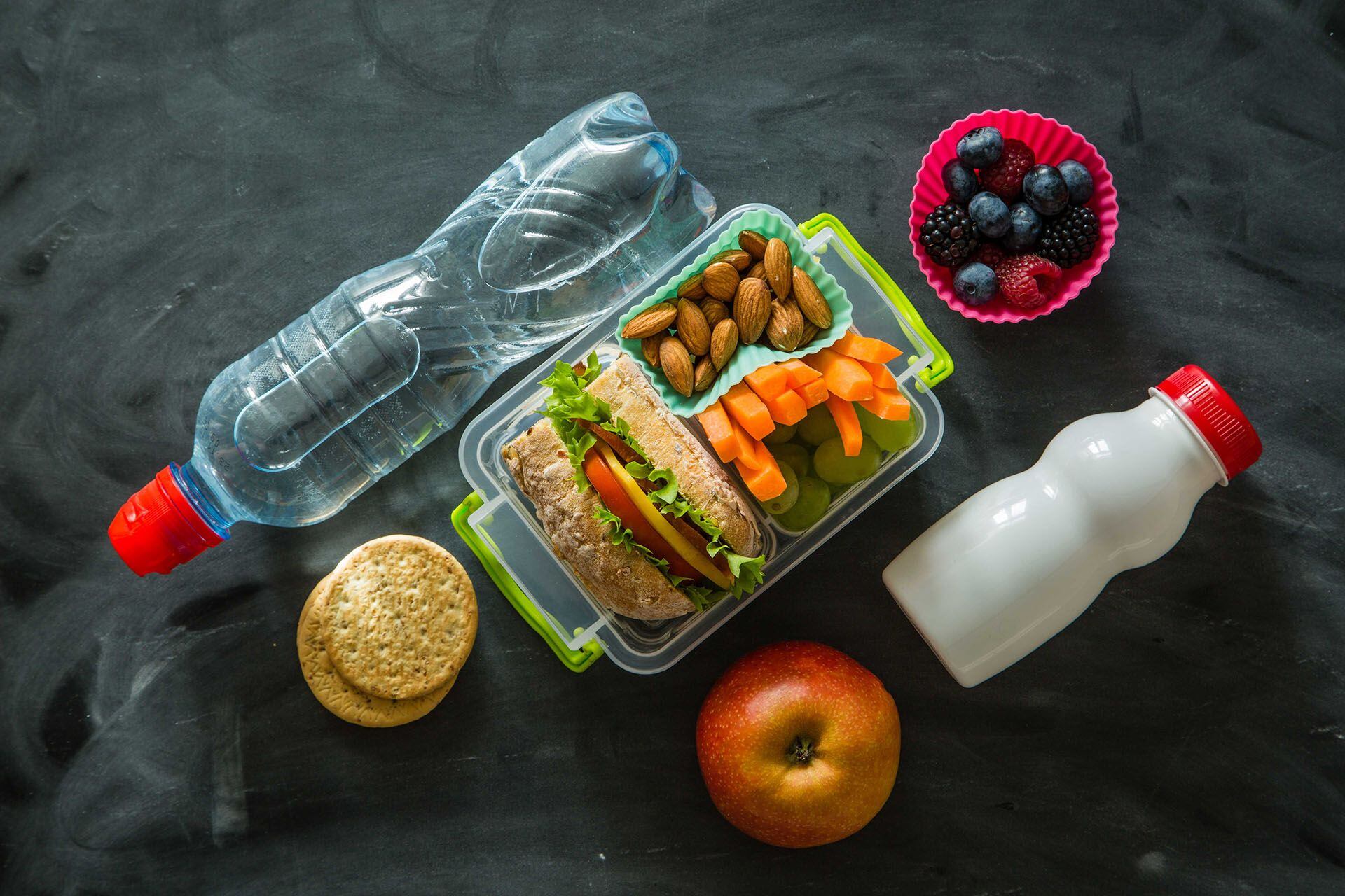 Los escolares y adolescentes necesitan una buena dieta para crecer, desarrollarse, protegerse de las enfermedades y tener la energía para estudiar, aprender y ser físicamente activos (Getty Images)