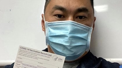 Matthew W., enfermero de San Diego, California, que se contagió COVID-19 siete días después de recibir la primera dosis de la vacuna de Pfizer (Facebook)