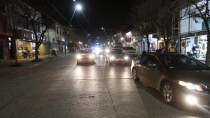 Cientos de personas reclamaron, arriba de sus autos, en las calles de General Roca (foto: gentileza Juan Thomes)