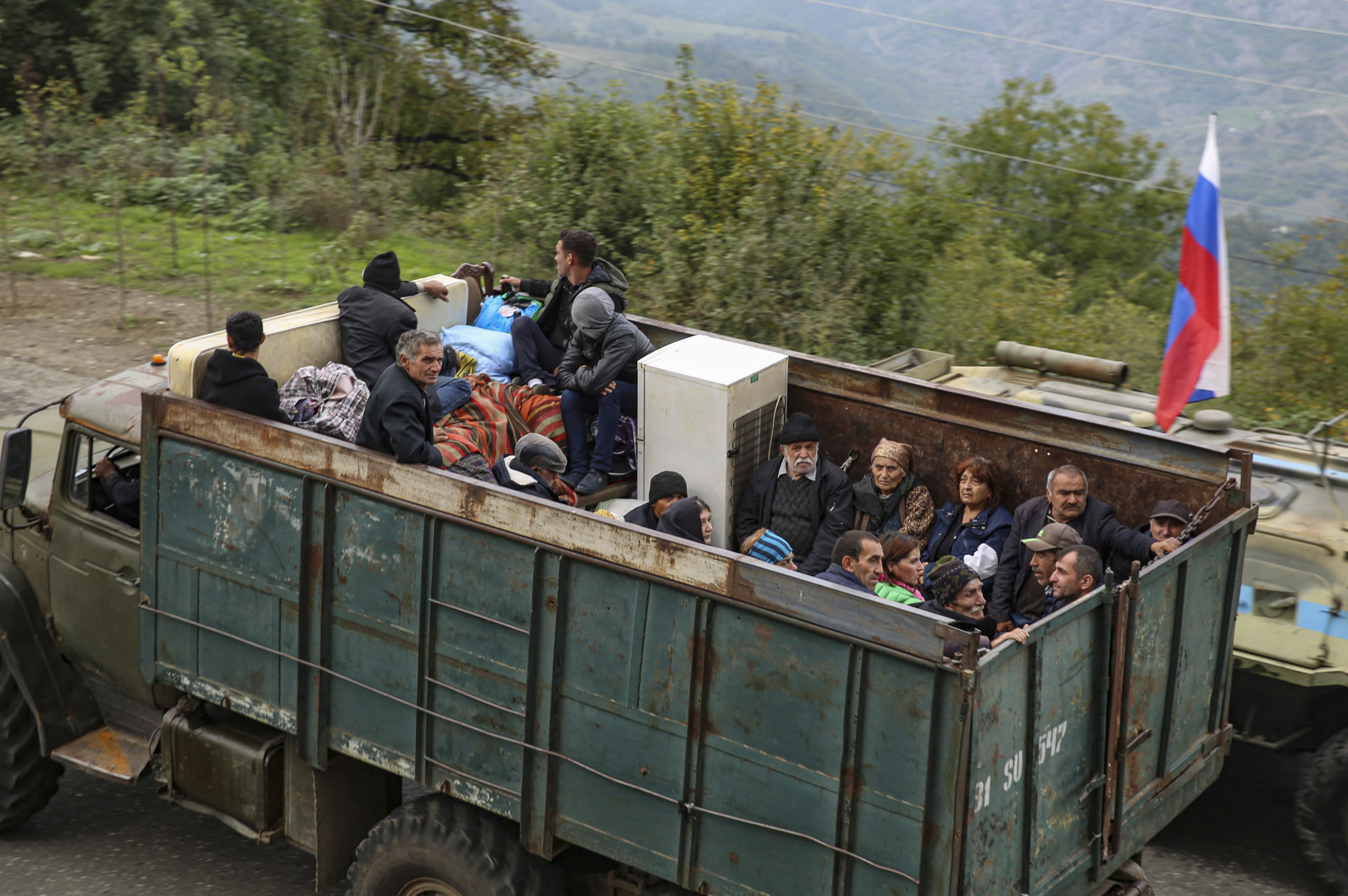 Armenios huyendo en un camión del enclave de Nagorno Karabaj. Foto: EFE