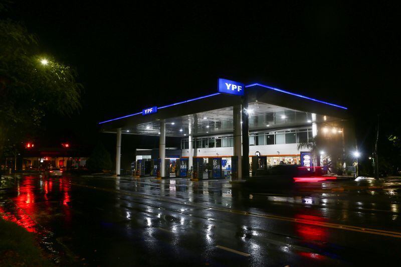 Los precios subirán en los surtidores de YPF en todo el país. REUTERS