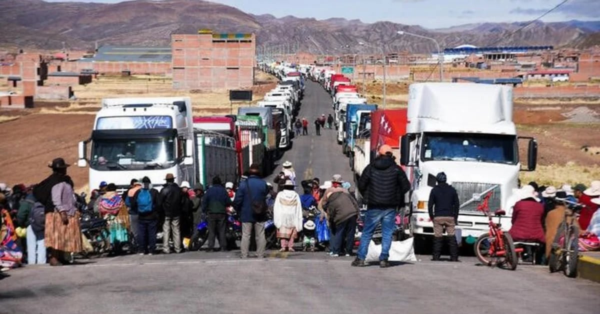 Roadblocks continue in Puno and Cusco: there are 20 restricted roads