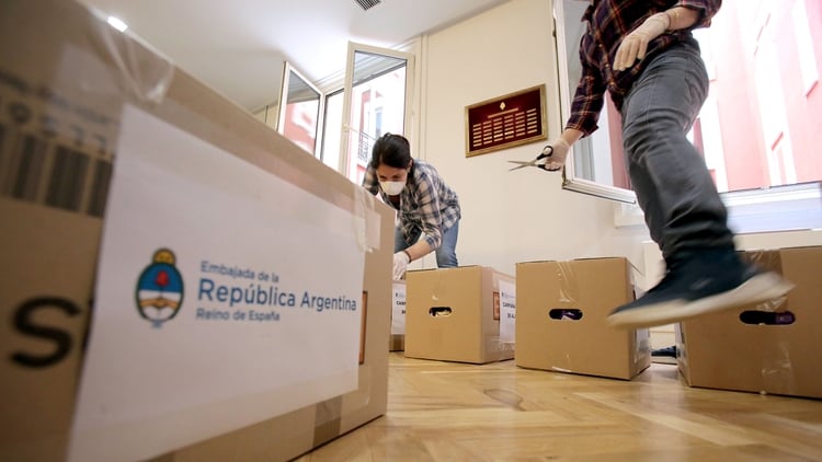 La Embajada lleva repartidas 200 cajas de alimentos en Madrid (Facundo Perchevsky)