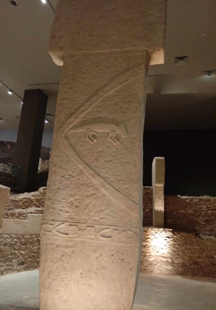 Pilar en T con zorro, en el museo arqueológico
