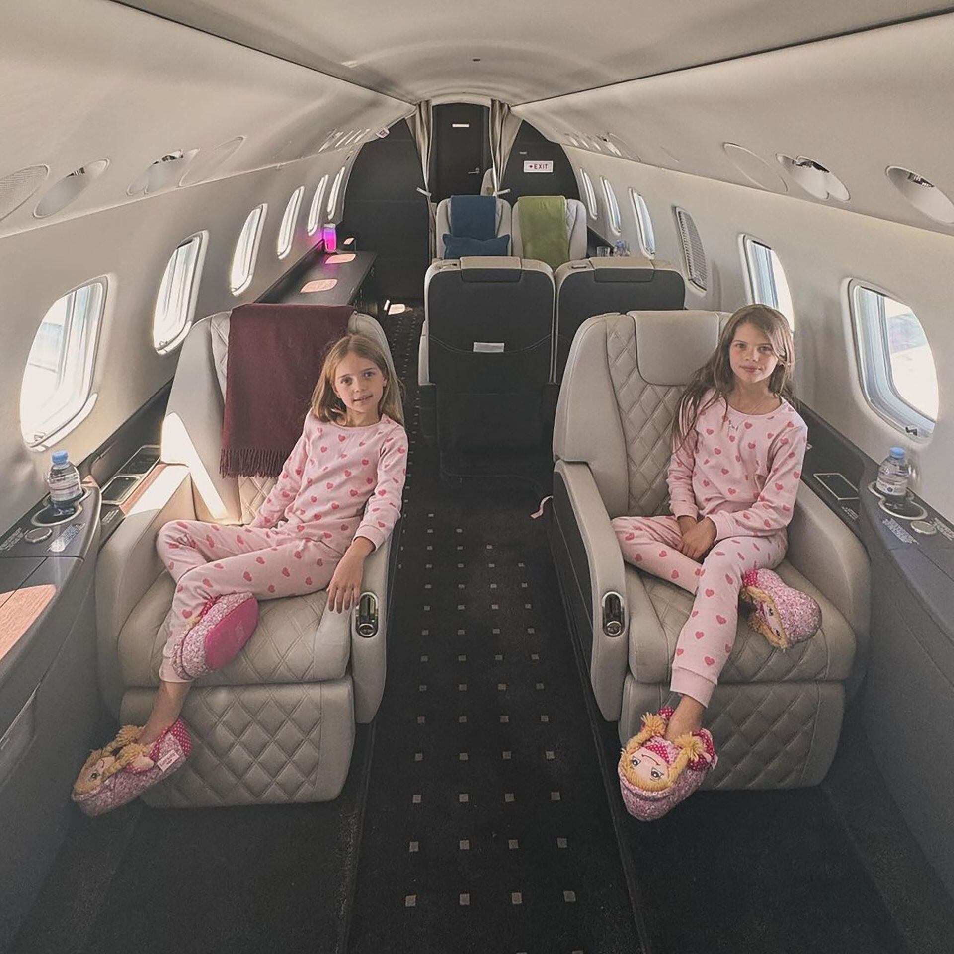Las hijas de Wanda Nara y Mauro Icardi disfrutan del confort de un lujoso avión privado