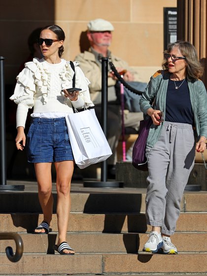 Natalie Portman paseó con su madre por las calles de Sídney, Australia. Además, visitaron una reconocida galería de arte. La actriz llevó puesto un short de jean, una remera blanca y lentes de sol(Fotos: The Grosby Group)