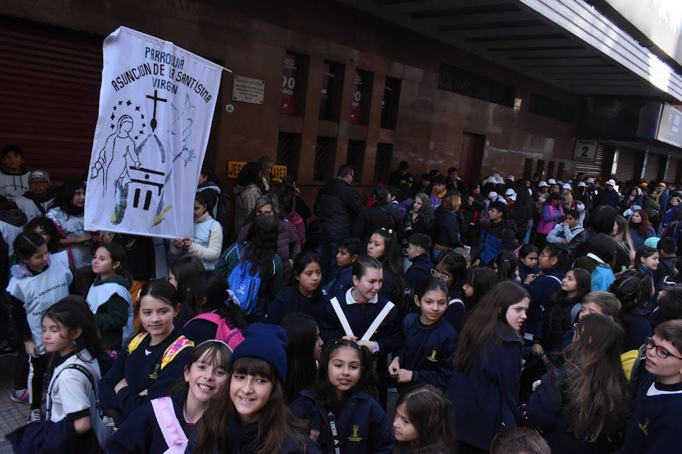 Los chicos arribaron  al Luna Park después del mediodía para participar de la misa, que arrancó a las 15 horas