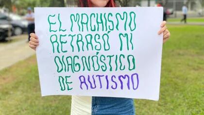 Sesgo de género en el diagnóstico de autismo. Mujeres de la Coalición Divergente en Perú presentes en la marcha por el 8M. (Foto: Twitter Carolina Díaz)
