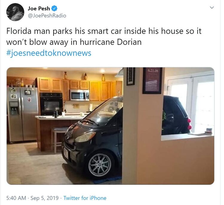 Un hombre estacionó su auto en su cocina ante las advertencias de las tormentas de Dorian (Foto: Twitter)