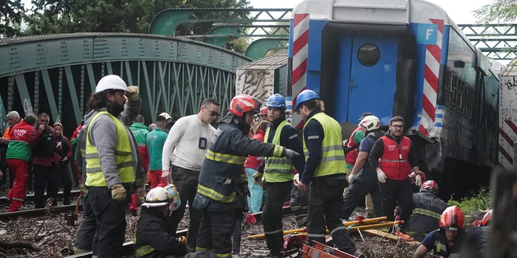 Chocaron dos trenes en Palermo: trasladaron a 16 heridos y atienden a decenas de personas en el lugar
