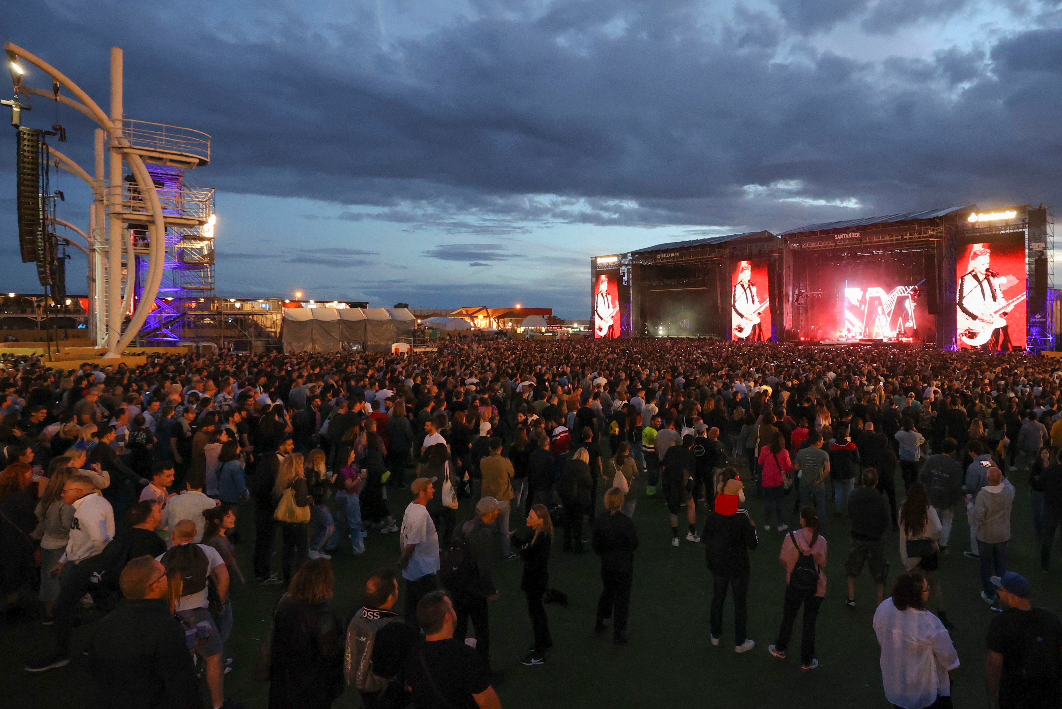 MADRID, 09/06/2023.- Asistentes al concierto del grupo británico Depeche Mode durante su actuación hoy viernes en el Festival Primavera Sound que se celebra estos días en Arganda del Rey, Madrid. EFE/ Kiko Huesca