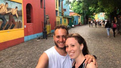 Los novios, de paseo por Caminito, en La Boca