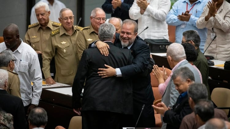 El flamante primer ministro cubano Manuel Marrero Cruz abraza al presidente Miguel Diaz-Canel en la sesión que lo ungió en La Habana (AP)