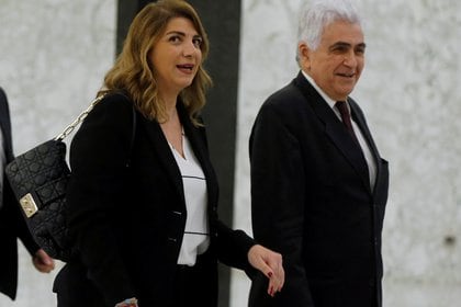 La ministra de Justicia del Líbano Marie Claude Najm y el ex ministro de Asuntos Exteriores Nassif Hitti, quien renunció antes de la explosión (REUTERS/Mohamed Azakir/archivo)