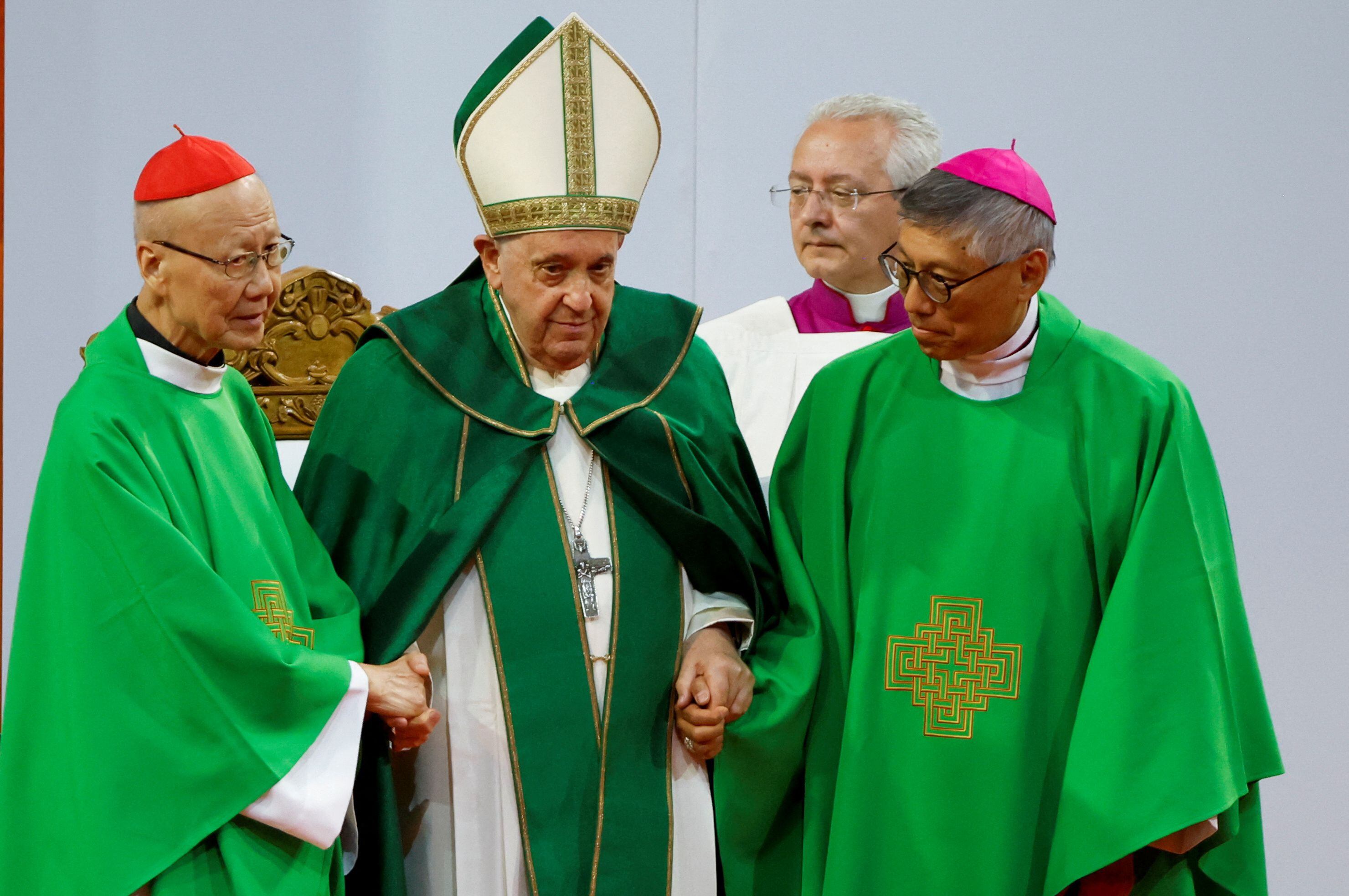 El Papa Francisco está con el Cardenal John Tong Hon y el Arzobispo de Hong Kong Stephen Chow mientras asiste a la Santa Misa en el Steppe Arena. REUTERS/Carlos García Rawlins