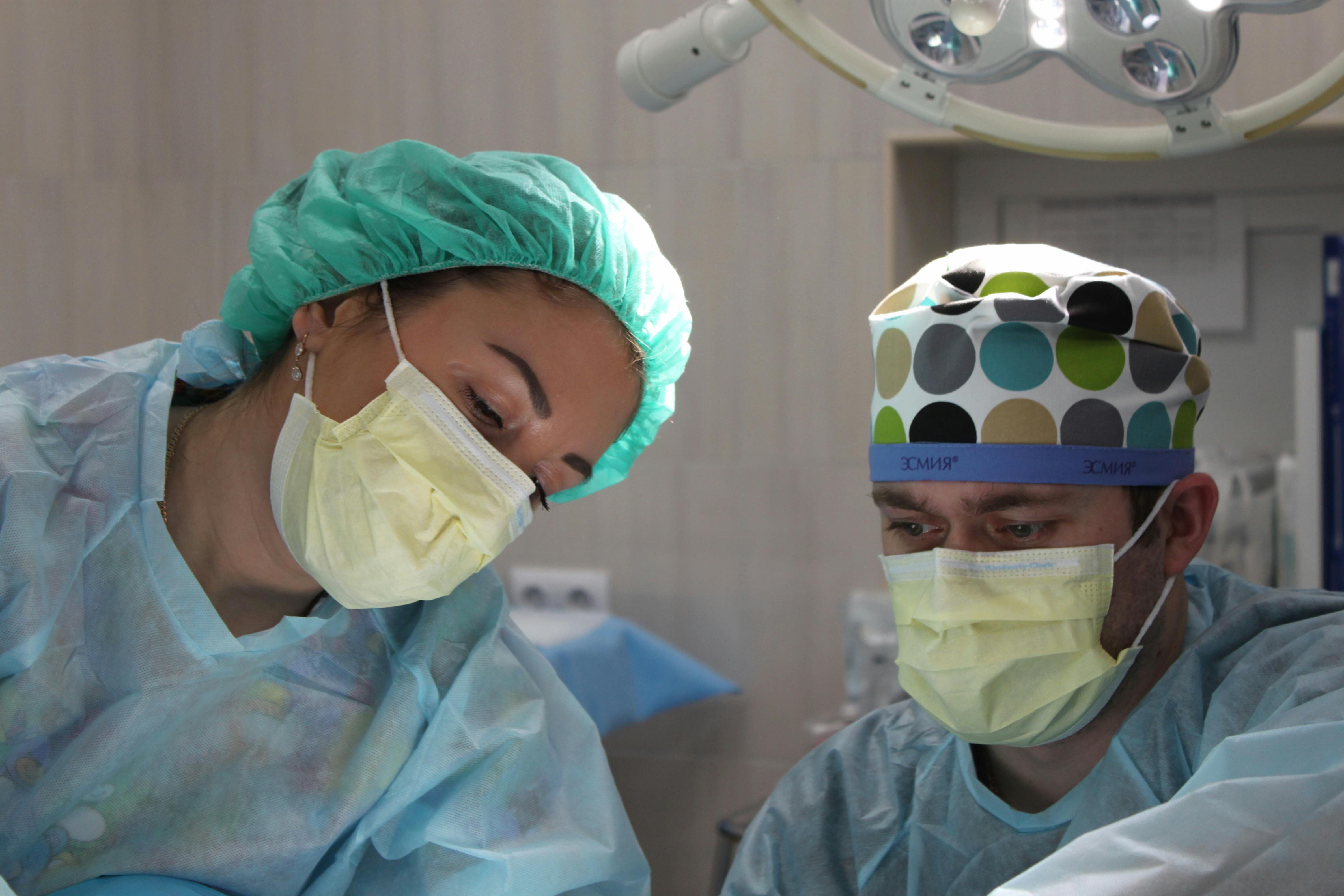 Doctores operan a un paciente (Pexels)