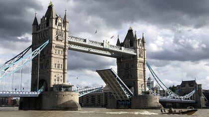 Una falla mecánica causó un atasco en el Puente de la Torre de Londres el sábado Photo by - / @1scottishladdie / AFP) 