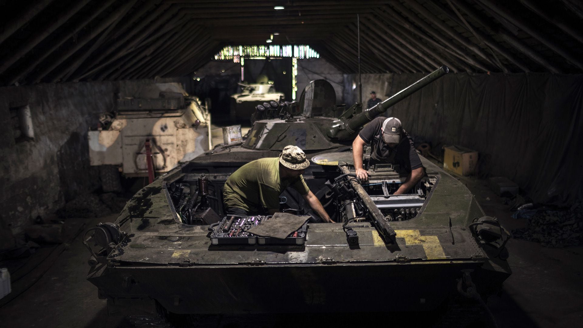 Reparación de un vehículo de combate de infantería de la era soviética. Las fuerzas ucranianas se han visto obligadas a utilizar armamento ruso capturado (Diego Ibarra Sanchez/The New York Times)